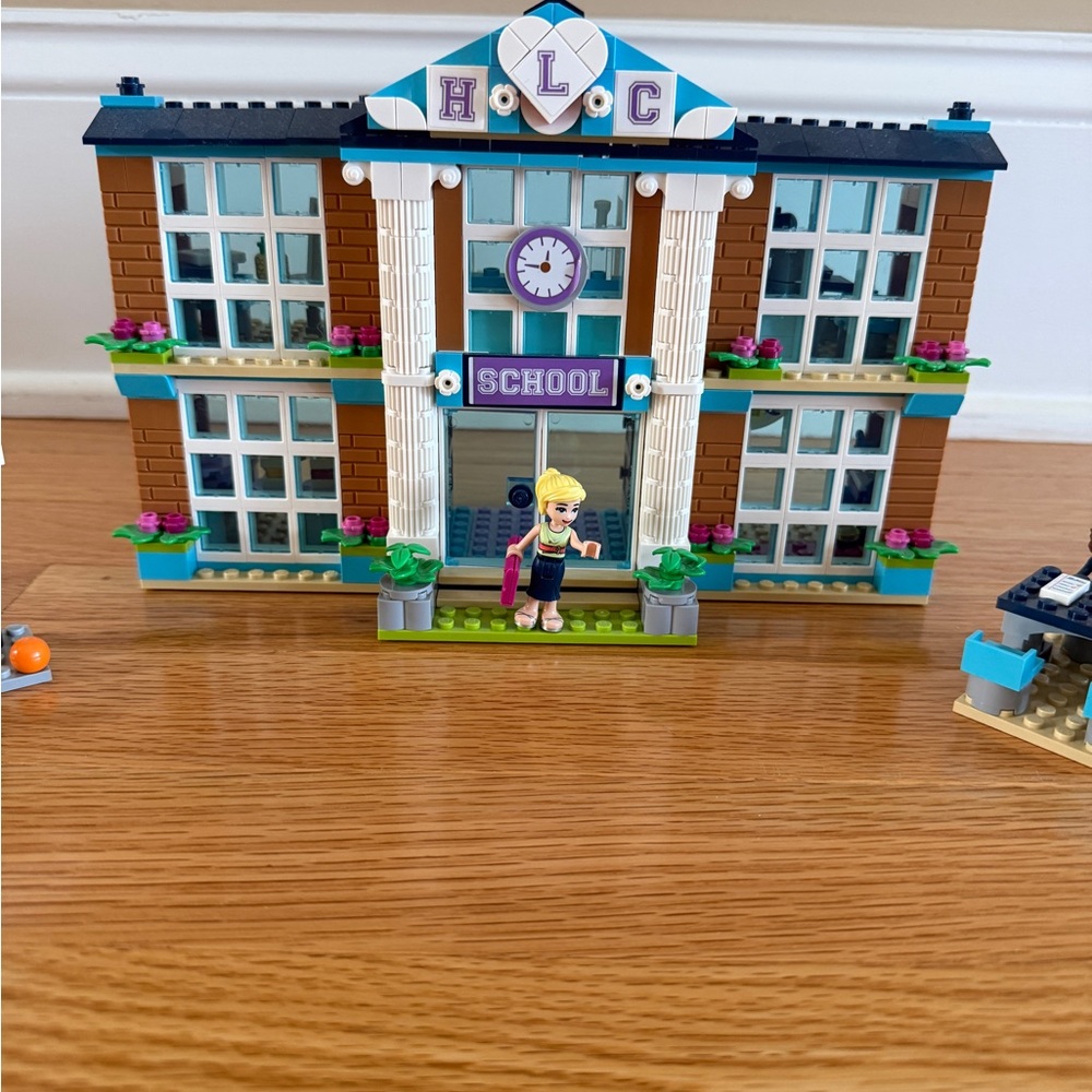 LEGO Friends Heartlake City School Set. 605 pieces. EUC. Building. Summer. - Picture 3 of 17